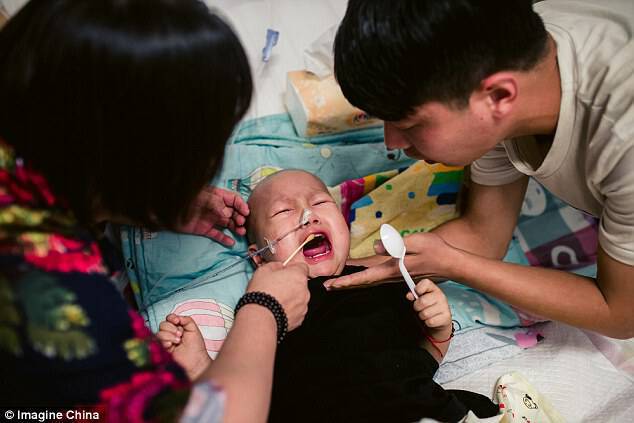 Μωρό με καρκίνο κλαίει και ζητά την μητέρα του χωρίς να ξέρει ότι το εγκατέλειψε λόγω της ασθένειας του – Εικόνες