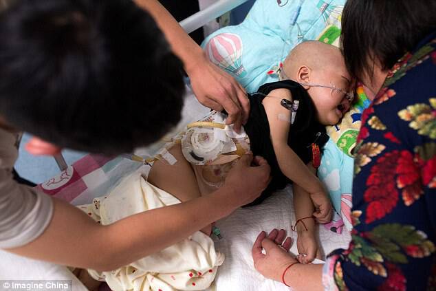 Μωρό με καρκίνο κλαίει και ζητά την μητέρα του χωρίς να ξέρει ότι το εγκατέλειψε λόγω της ασθένειας του – Εικόνες