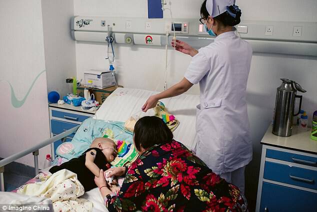 Μωρό με καρκίνο κλαίει και ζητά την μητέρα του χωρίς να ξέρει ότι το εγκατέλειψε λόγω της ασθένειας του – Εικόνες