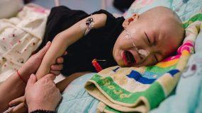 Μωρό με καρκίνο κλαίει και ζητά την μητέρα του χωρίς  να ξέρει ότι το εγκατέλειψε λόγω της ασθένειας του – Εικόνες