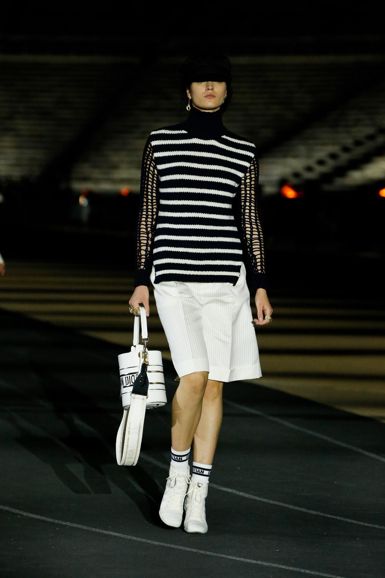 πουλόβερ_με_Sailor Stripes_για_το_Φθινόπωρο_με_λευκη φούστα_ πουλόβερ_με_Sailor Stripes_για_το_Φθινόπωρο_με_λευκη φούστα_