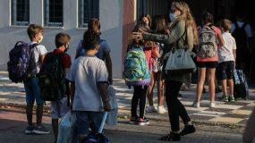 Ματίνα Παγώνη –  Πρόταση για συνεργεία εμβολιασμού έξω από τα σχολεία