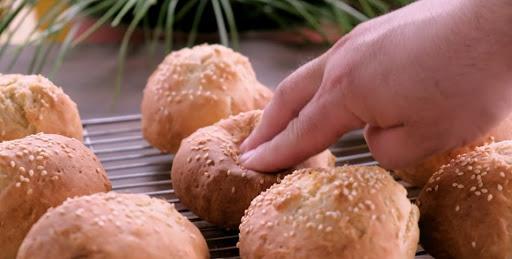 Σε Μόλις 15′ Αφράτα & Εύκολα Ψωμάκια (ΧΩΡΙΣ ΜΑΓΙΑ) από το Live kitchen