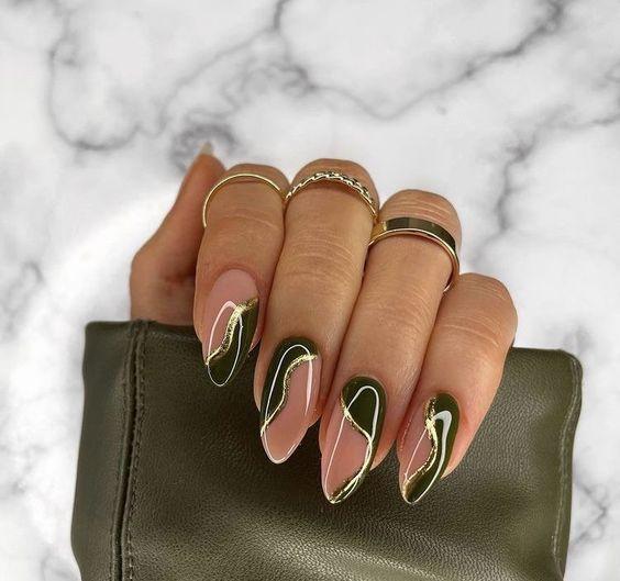 indie nails-με-κυπαρισσί-μπεζ-και-χρυσό-χρώμα-