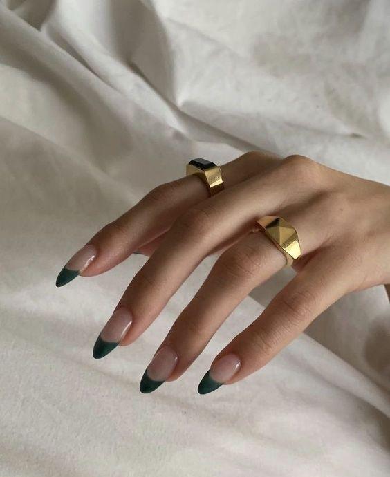 γαλλικό μανικιούρ-με-κυπαρισσί-χρώμα-