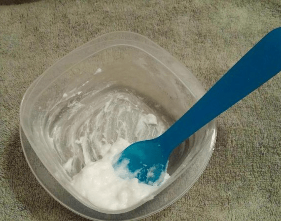 Κρέμα προσώπου με γιαούρτι και μαγειρική σόδα για τα μαύρα στίγματα Κρέμα προσώπου με γιαούρτι και μαγειρική σόδα για τα μαύρα στίγματα