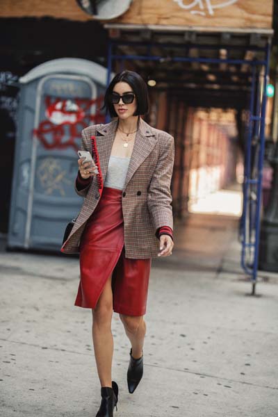 γυναικεία-μόδα-τάσεις-ιδέες-με-δερμάτινη-φούστα-Φθινόπωρο-Χειμώνας 2021 2022 γυναικεία-μόδα-τάσεις-ιδέες-με-δερμάτινη-φούστα-Φθινόπωρο-Χειμώνας 2021 2022