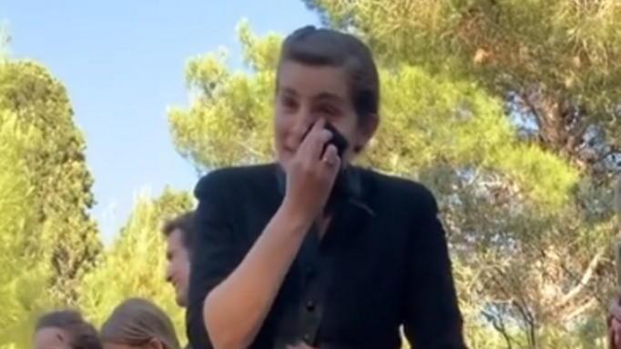 Άγριες Μέλισσες – Απίθανο βίντεο : Η Ελένη θρηνεί πάνω από τον τάφο του Μιλτιάδη