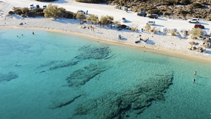 Το αντίθετο της Μυκόνου: Το νησί που οι Έλληνες κρατούν επτασφράγιστο μυστικό για να το απολαμβάνουν μόνο οι ίδιοι (Pics)