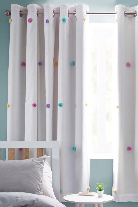 λευκές-κουρτίνες-με-χρωματιστά-πομ πομ-τάσεις-στην-διακόσμηση-2021 2022-