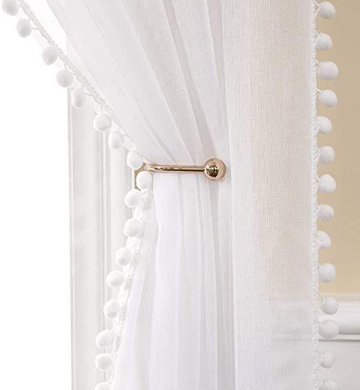 λευκές κουρτίνες-με-λευκά-πομ-πομ-