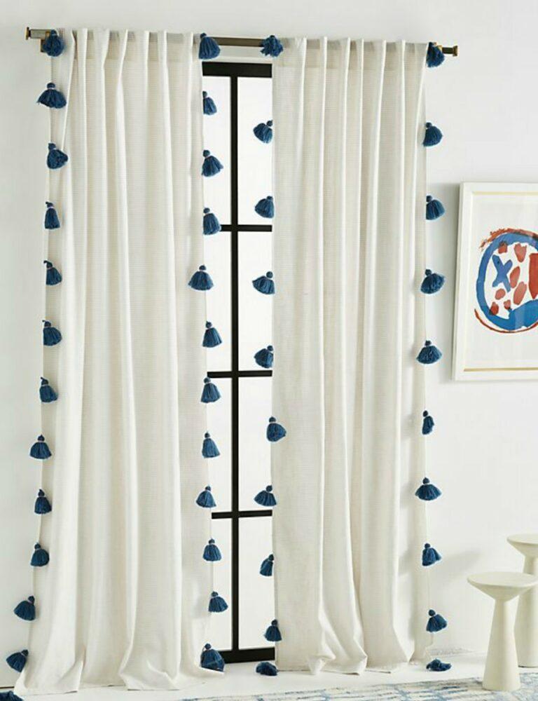λευκές-κουρτίνες-με-μπλε-πομ πομ-