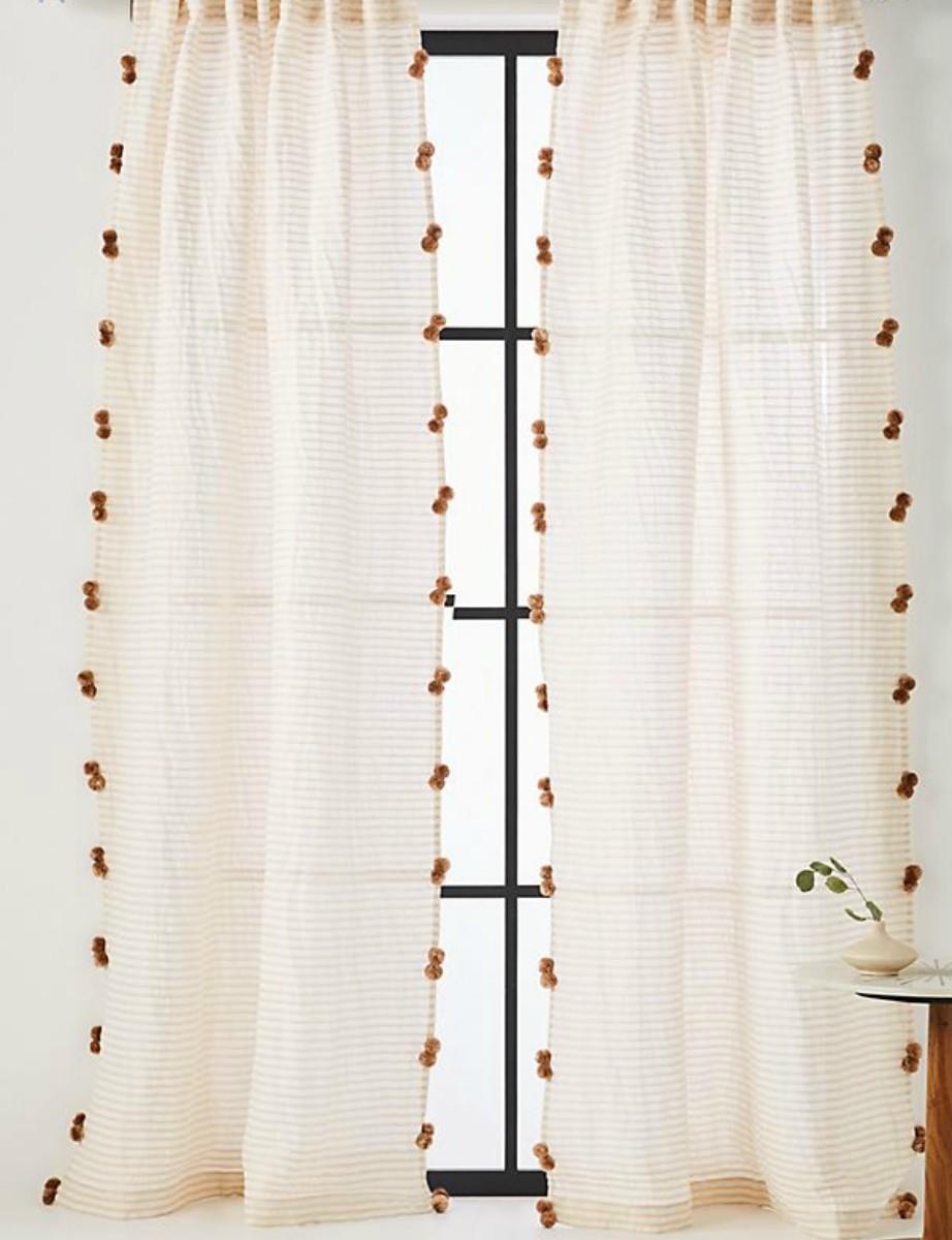 λευκές-κουρτίνες-με-ρίγες-και-καφέ-πομ πομ-