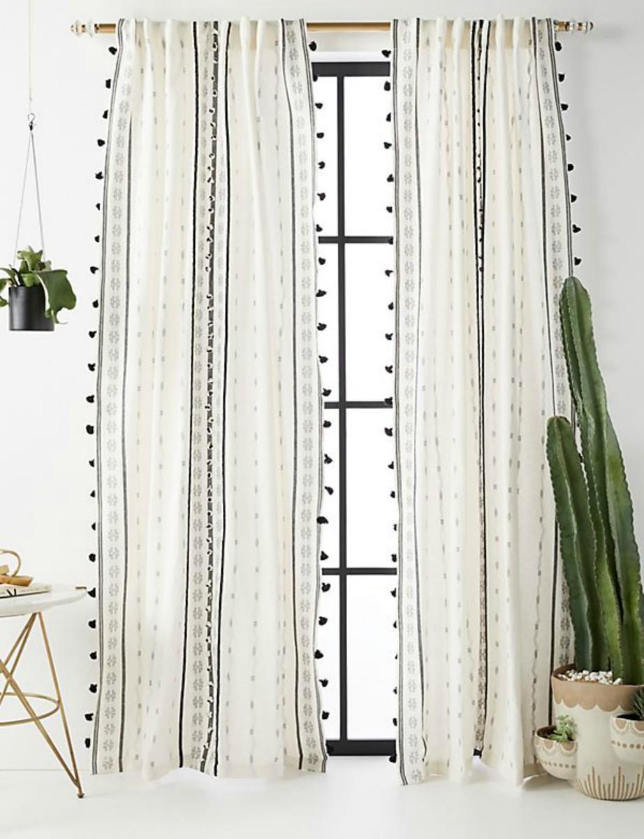 ασπρόμαυρες-κουρτίνες-με-πομ πομ-