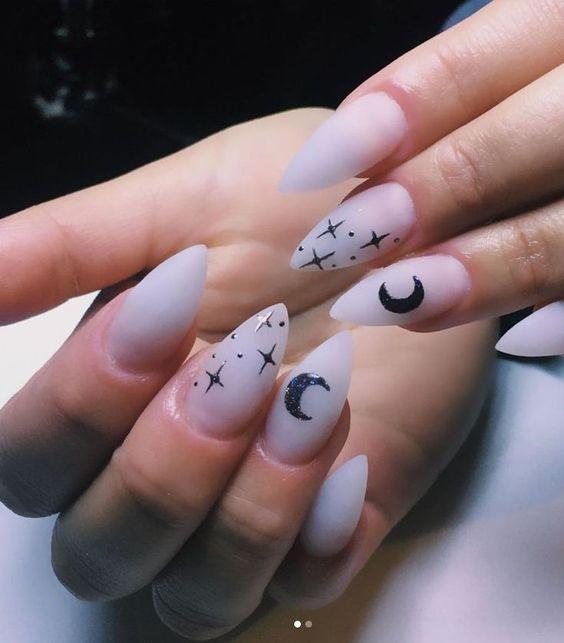 λευκά-νύχια-με-μαύρα-αστέρια-και-φεγγάρι-για-τον-Οκτώβριο-