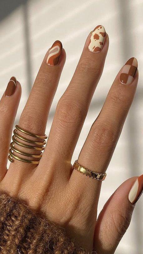 νύχια-για-τον-Οκτώβρη-σε-καφέ-χρώμα-