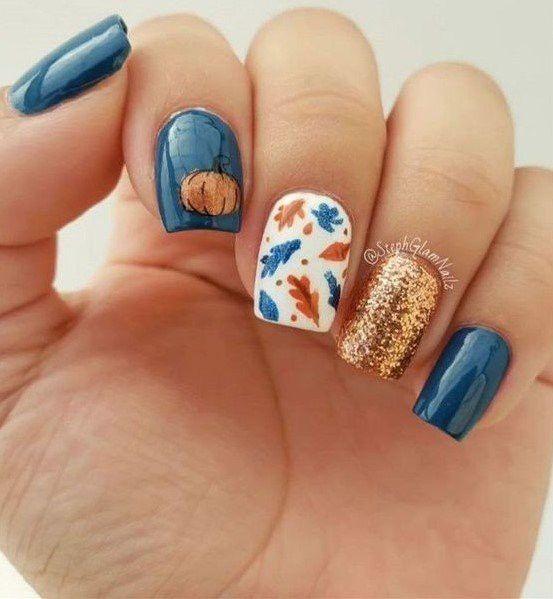 μανικιούρ-Οκτωβρίου-με-μπλε-χρώμα-φύλλα φθινοπωρινά-και-χρυσό-γκλίτερ-