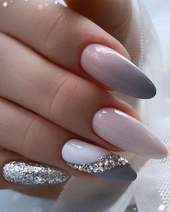 όμπρε-νύχια-με-γκρι-και-μπεζ-με-στρας-