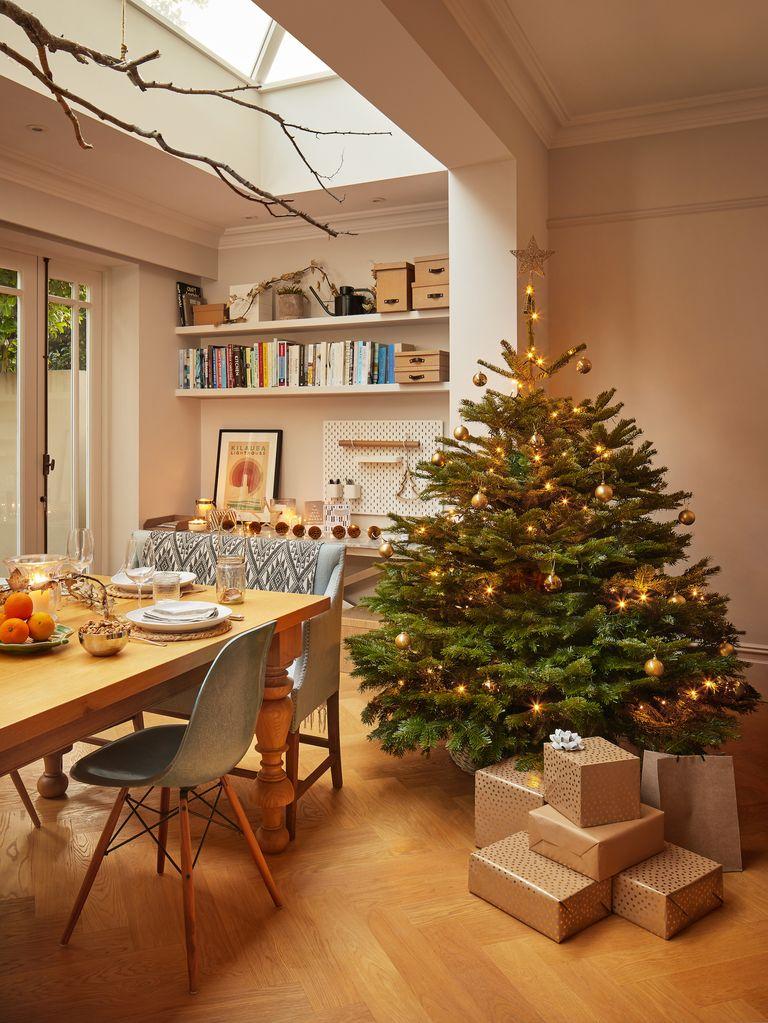 norman-χριστουγεννιάτικο δέντρο-με-minimal-χριστουγεννιάτικη διακόσμηση-