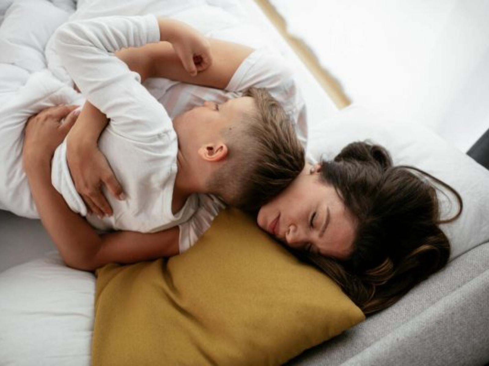 η-γυναίκα-μου-κοιμάται-κάθε-βράδυ-με-τον-4χρονο-γιο-μας-