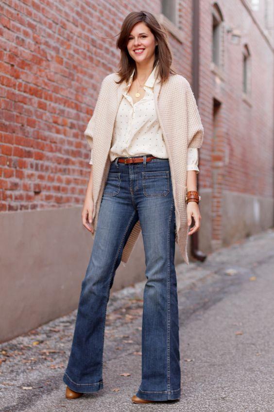 λευκό-πουκάμισο-τζιν-παντελόνι-και-μπεζ-πανωφόρι-ιδέες-