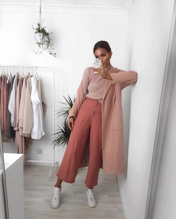 ιδέες-για-ντύσιμο-τον-Οκτώβρη-σομόν-παντελόνα-πουλόβερ-και-πανωφόρι-σε-χρώμα-σάπιο μήλο-