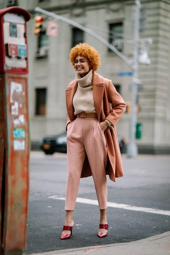 μπεζ-πουλόβερ-πορτοκαλί-πανωφόρι-και-ροζ-παντελόνι-για-τον-Οκτώβριο-ιδέες-προτάσεις-μόδας-