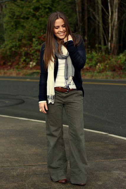 χακί-παντελόνι-με-λευκή-μπλούζα-και-κασκόλ-ιδέες-