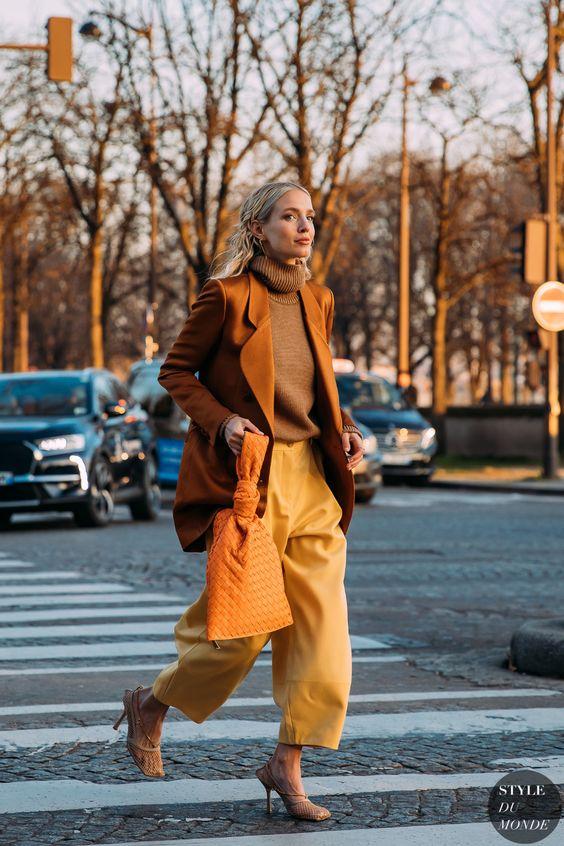 καφέ-πανωφόρι-καφέ-πουλόβερ-και-πορτοκαλί-παντελόνι-με-πορτοκαλί-τσαντάκι-