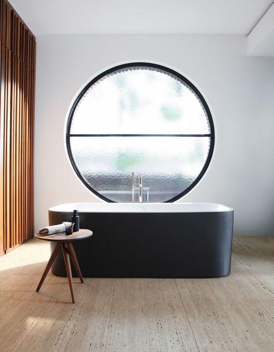 μαύρη-μπανιέρα-με-λευκά-πλακάκια-και-ξύλινα αξεσουάρ- μαύρη-μπανιέρα-με-λευκά-πλακάκια-και-ξύλινα αξεσουάρ-