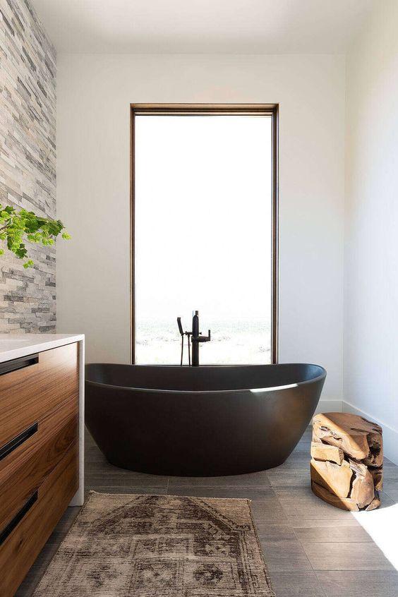 διακόσμηση-στο-μπάνιο-με-μαύρη-μπανιέρα-και-ξύλινα-αξεσουάρ μπάνιου-