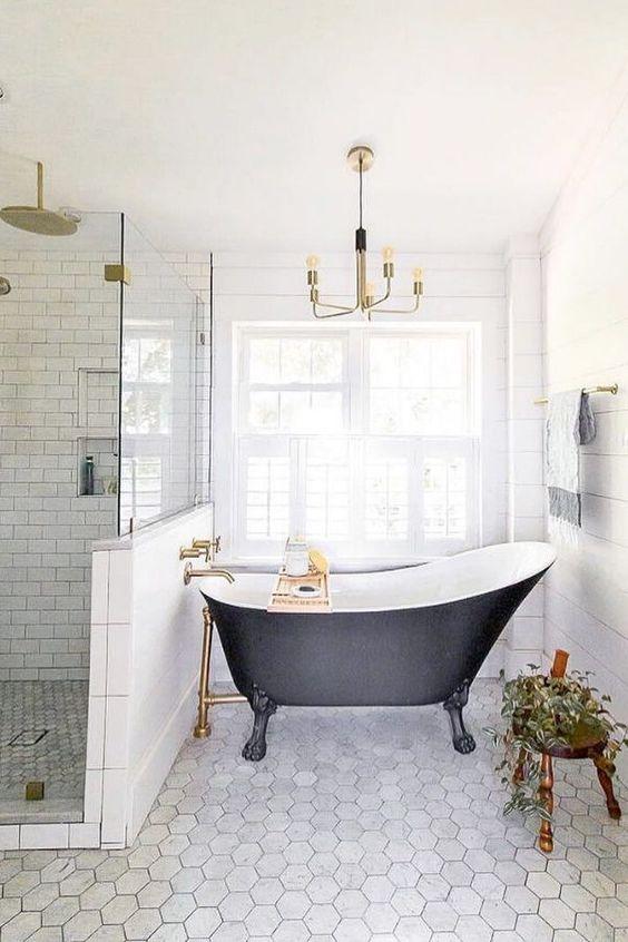 μαύρη-μπανιέρα-με-λευκούς-τοίχους-στο-μπάνιο- μαύρη-μπανιέρα-με-λευκούς-τοίχους-στο-μπάνιο-