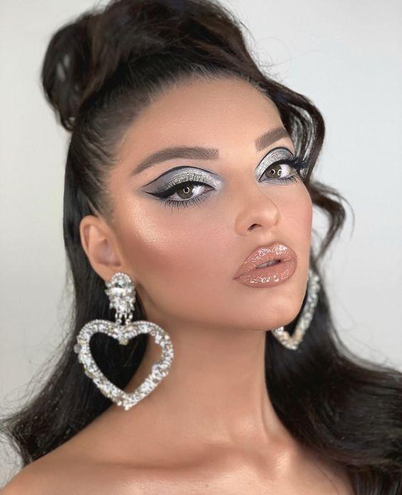 γαλάζια σκιά-με-γκλίτερ-και-eye liner-