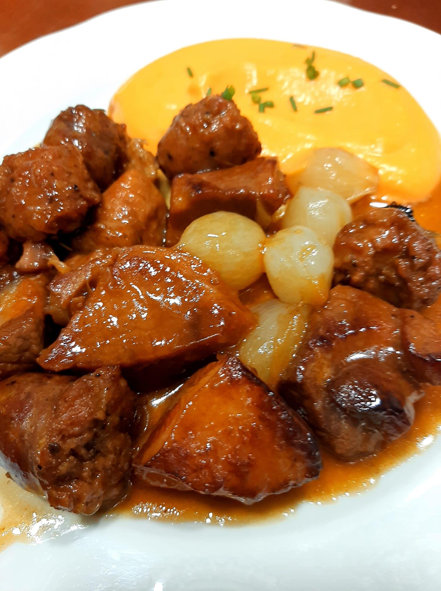 Μπεκρή μεζές- με- λουκάνικα- και- μπύρα-