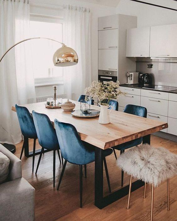 καρέκλες-από-βελούδο-στην-τραπεζαρία-