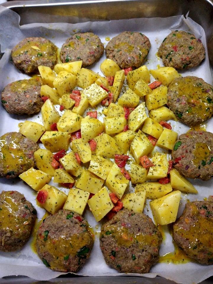 Μπιφτέκια- φακής -με- πατάτες- στο- φούρνο-