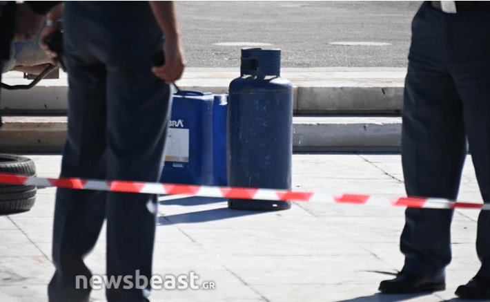 Έκτακτο: «Μπούκαρε» άνδρας στη Βουλή με αγροτικό και φώναζε «θα σας ανατινάξω»