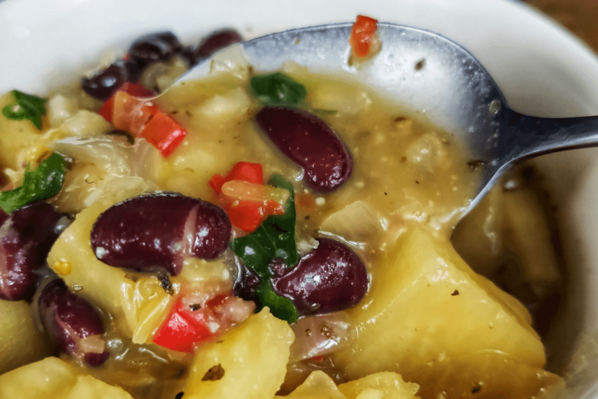 Vegan- σούπα- με -κόκκινα- φασόλια -και- πατάτες-