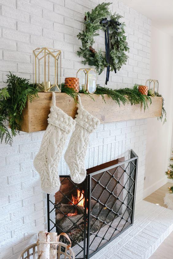 χριστουγεννιάτικη διακόσμηση-με-μάλλινες-κάλτσες-