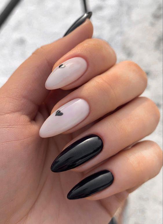 λευκό-του-πάγου-και-μαύρο-στο-μανικιούρ-με-καρδούλες-