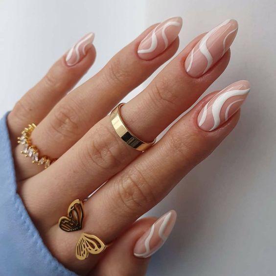 indie nails-με-λευκό-και-μπεζ-χρώμα-