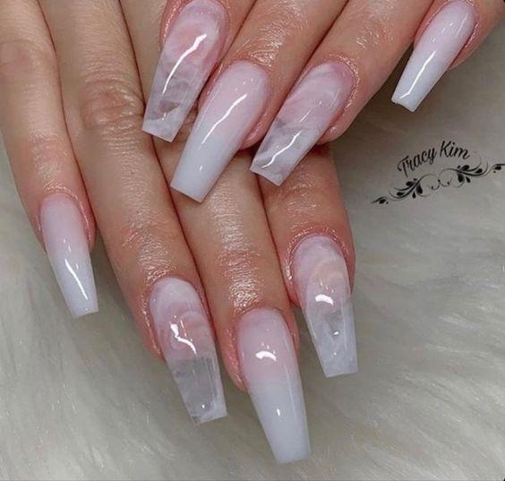 λευκό-του-πάγου-στα-νύχια-με-μαρμάρινα-σχέδια-