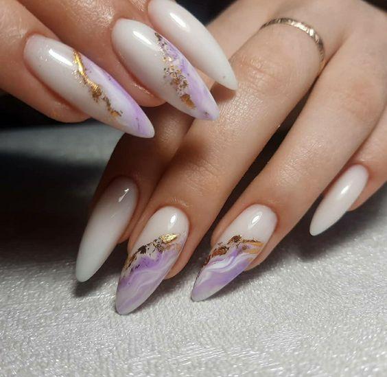 λευκό-του-πάγου-στα-νύχια-ιδέες-με-μοβ-χρώμα-