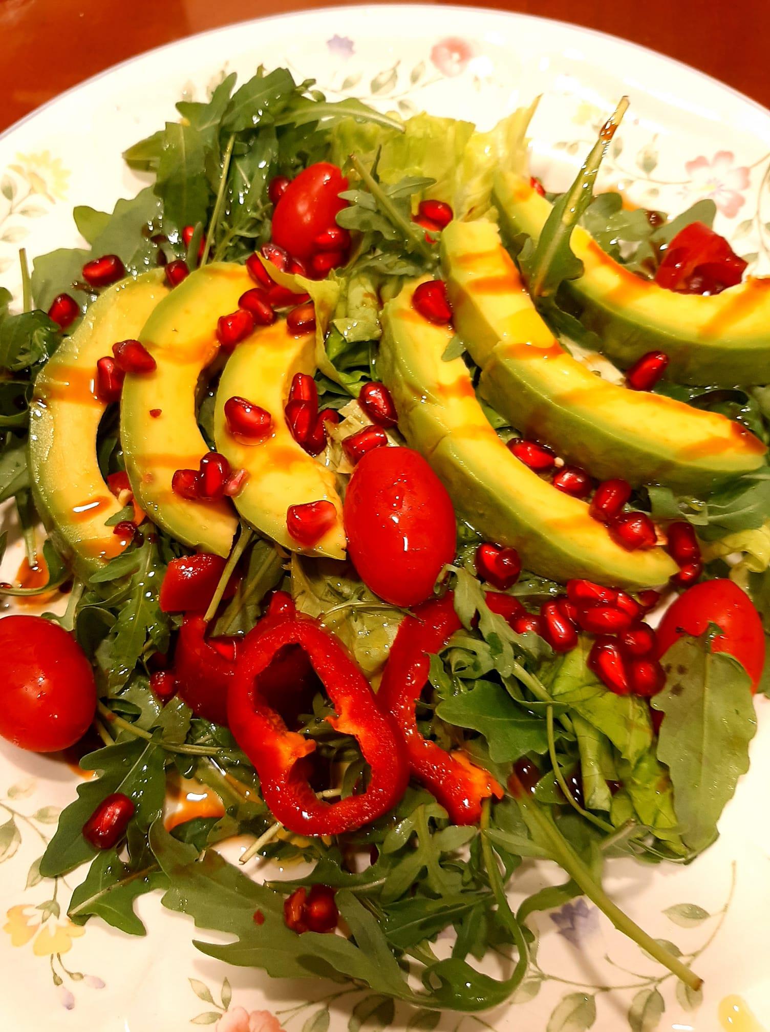 Υγιεινή-σαλάτα-με αβοκάντο-και-ρόκα-