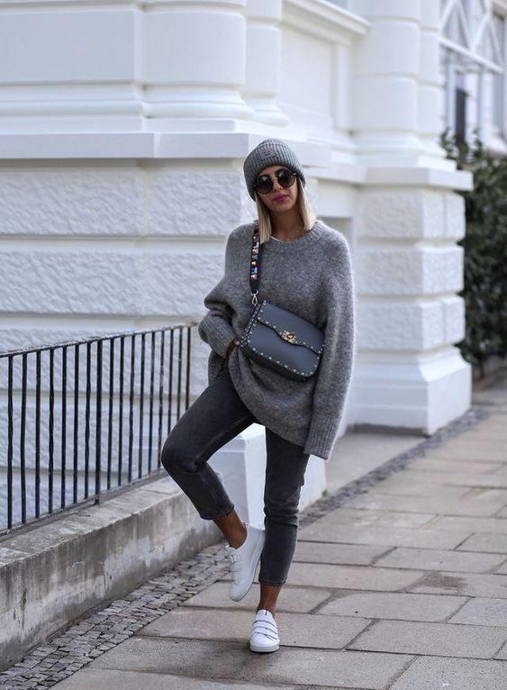 γκρι-πουλόβερ-με-τζιν-παντελόνι-