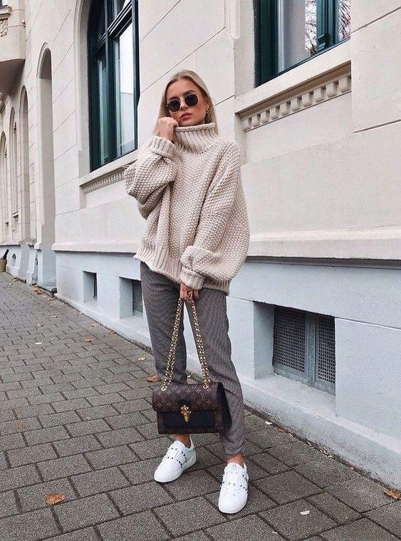 μπεζ-πουλόβερ-με-γκρι-φόρμα-