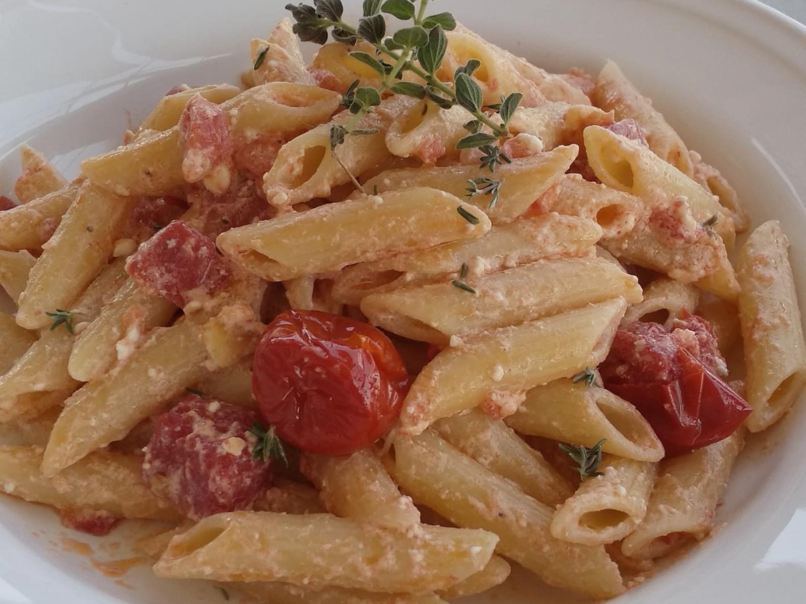 Πένες- με -σάλτσα- φέτας-