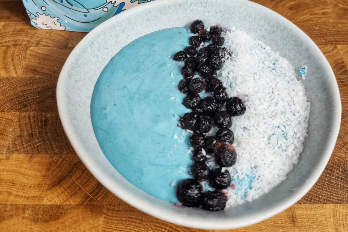 Smoothie-bowl-με-μπλε σπιρουλίνα-