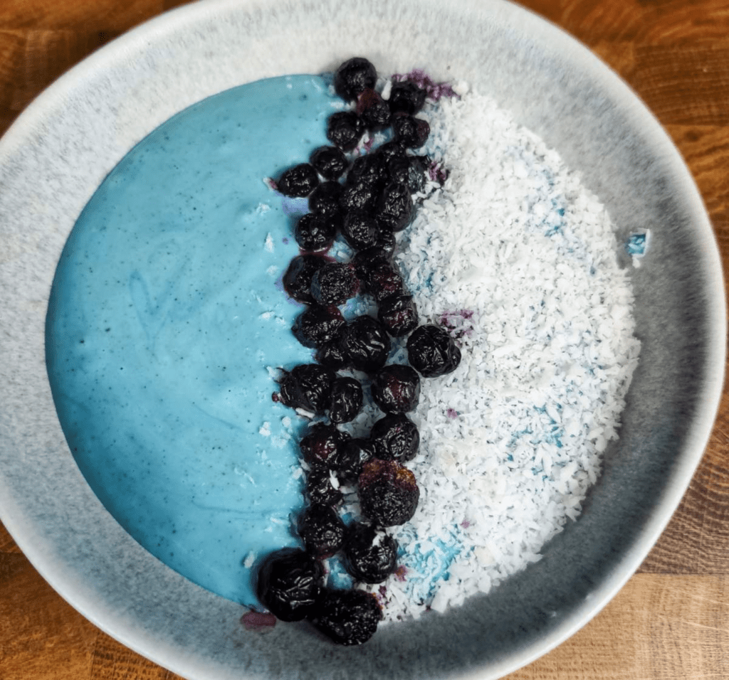 Smoothie-bowl-με-μπλε σπιρουλίνα- Smoothie-bowl-με-μπλε σπιρουλίνα-