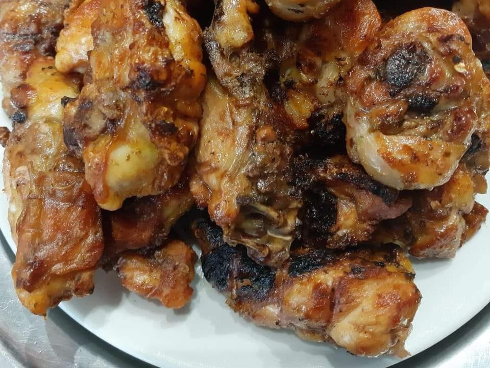 Μαριναρισμένα μπούτια κοτόπουλο στη σχάρα